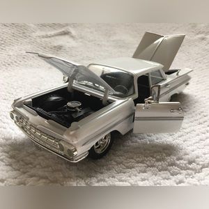 ARKO Products 1959 White Chevrolet Impala 4 Door Diecast 1:32 Collectors Car